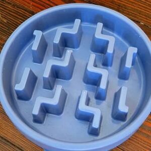 Dog food bowl for fast eaters